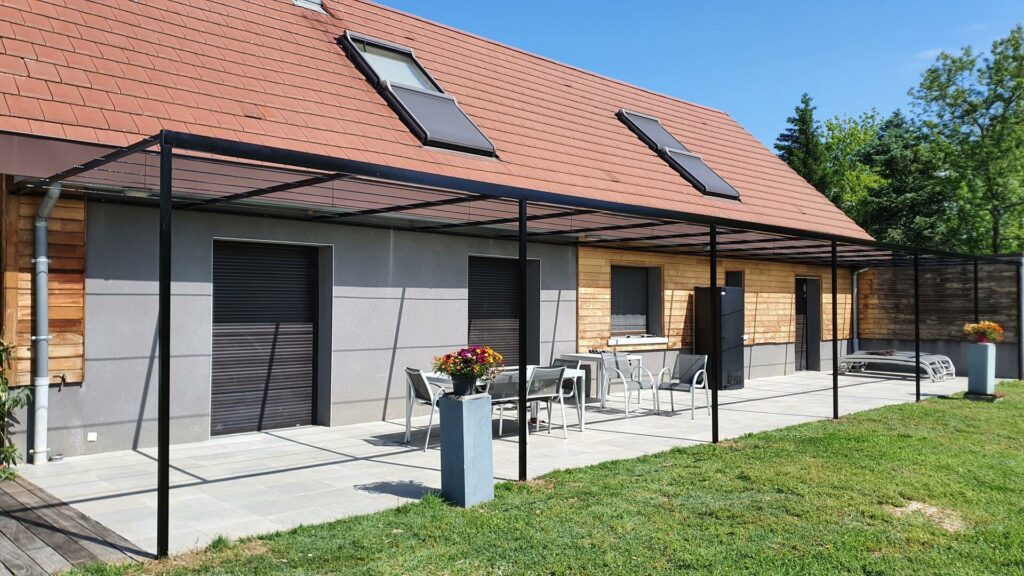 Pergola devant une maison moderne