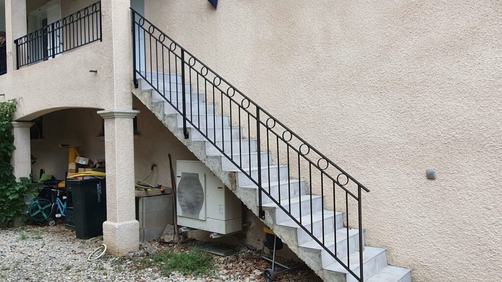 Garde-corps en metal et escalier extérieur