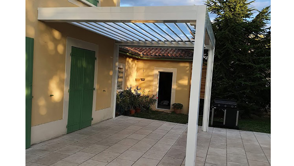 pergola bioclimatique dans un jardin