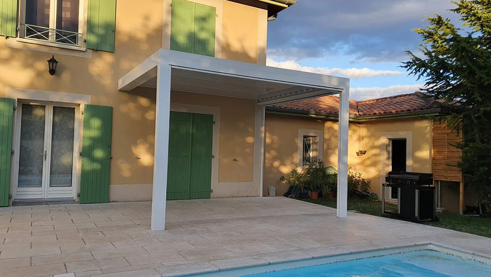 pergola bioclimatique dans un jardin