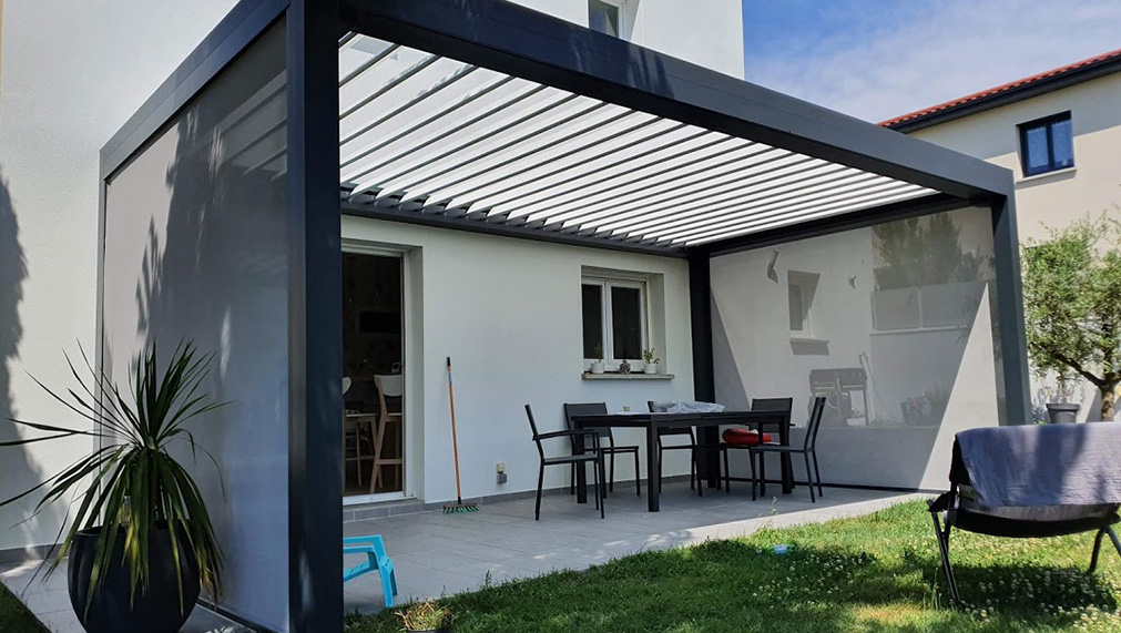 pergola bioclimatique dans un jardin